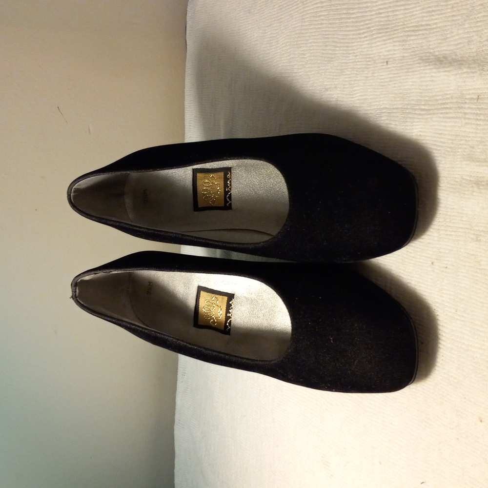 Nina Dress Heels. Black. Size 7.5M. 2" heel